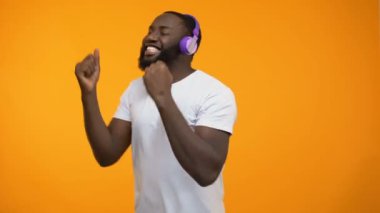 Aktif performans gösteren kazanan dans Kulaklığımda Afro-Amerikan erkek portre taşır