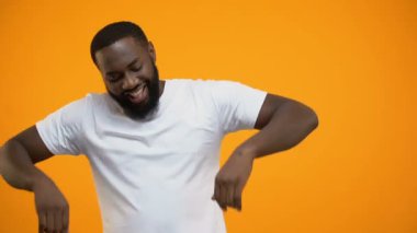 Kendine güvenen adam onun ideal bir kıyafet, gösterilen kadın, tanıdık etkilemeye çalışıyor