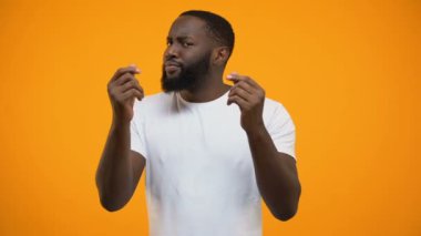 Para yatırım için davet, finansal hizmetler öneriyor Afro-Amerikan adam