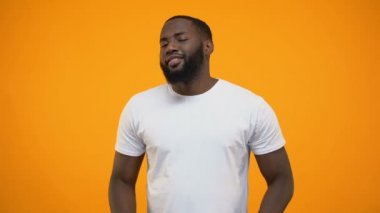 Başparmak ve parmak, yasadışı iş anlaşması, nakit sürtünme zor Afro-Amerikan adam