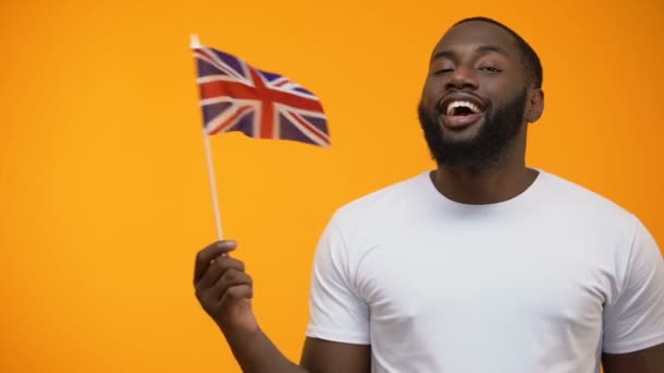 Homem Negro Segurando Bandeira Britânica Amizade Internacional Apoio Político — Vídeo de Stock