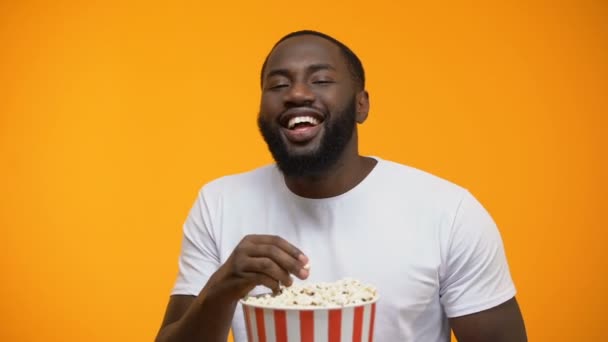 Vrolijke Afro Amerikaanse Man Eten Popcorn Lachen Hardop Comedy Show — Stockvideo