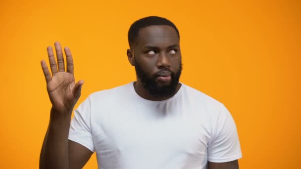 激怒的非裔美国人男子表现出虚张声势的手势 对谈话感到恼火 — 图库视频影像
