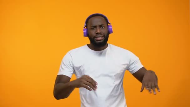 Zabawny Człowiek Afro Amerykański Taniec Słuchawkach Performance Talent Show Zbliżenie — Wideo stockowe