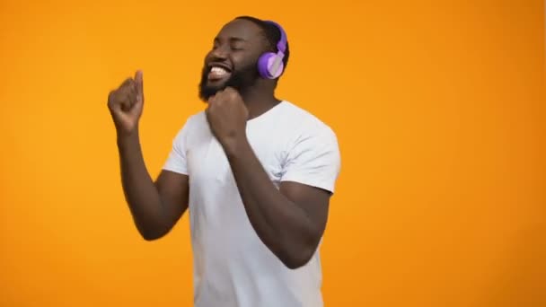 Homem Afro Americano Fones Ouvido Dançando Ativamente Realizando Movimentos Vencedores — Vídeo de Stock