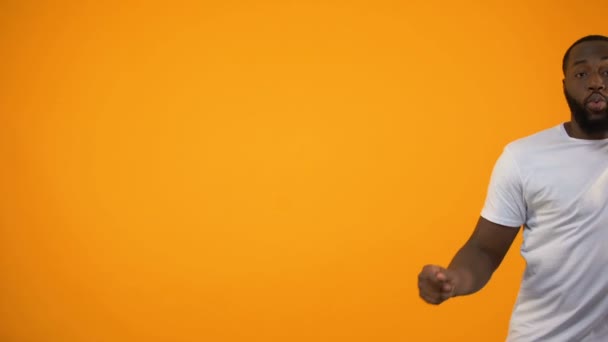 Hombre Afroamericano Bailando Sobre Fondo Amarillo Sintiendo Ritmo Música — Vídeo de stock