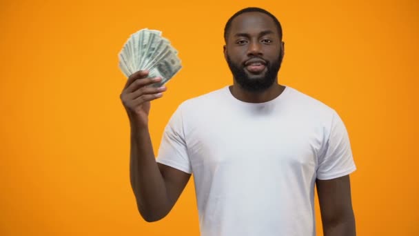 Hombre Afroamericano Sosteniendo Montón Dólares Mostrando Pulgares Hacia Arriba Start — Vídeos de Stock