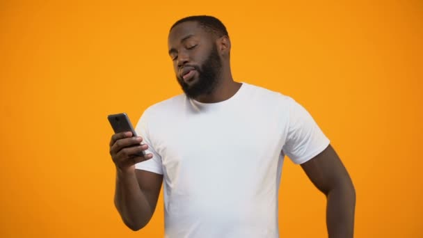 Upphetsad Afro American Man Holding Smartphone Och Dollar Penningöverföring Online — Stockvideo
