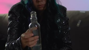 Genç kadın içme alkol ve evde kusma parti, hayatını o, kötü alışkanlık