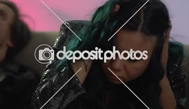 Akşamdan sonra kusma, kanepede uyuyan sarhoş adam yanında oturan parti kız