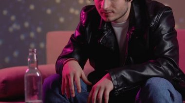 Hayatını o gece kulübü partide içme alkol, genç adam, hafta sonu sakin ol
