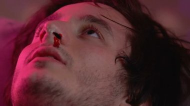 Gece kulübünde, ilaç zehirlenmesi yalan kokain sonra kanama burunlu adam