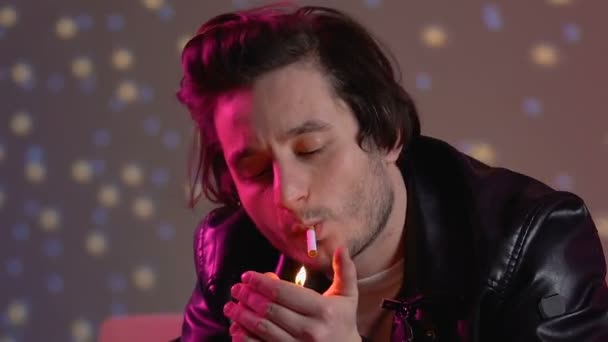 Jeune Homme Allumant Cigarette Relaxant Fête Boîte Nuit Gros Plan — Video