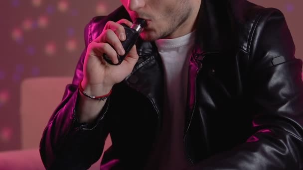 Чоловіча Куріння Електронної Сигарети Вечірці Нічному Клубі Залежність Від Нікотину — стокове відео