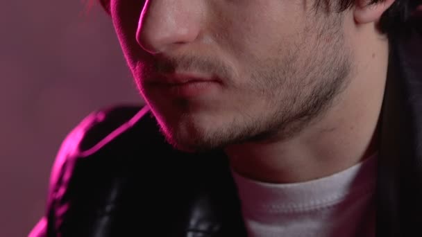 Mann Mit Schaum Mund Zittert Vor Überdosis Drogensucht Rausch — Stockvideo
