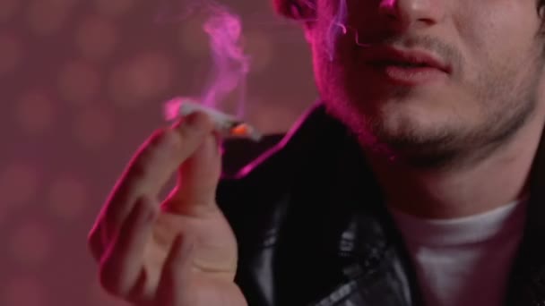 Jonge Man Rookvrije Cannabissigaret Glimlachend Party Discotheek Close — Stockvideo