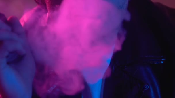 Mann Mit Elektronischer Zigarette Pustet Rauch Auf Party Nachtclub Hipster — Stockvideo
