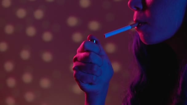 Tânăra Doamnă Aprinde Țigară Petrecere Clubul Noapte Dependența Nicotină — Videoclip de stoc