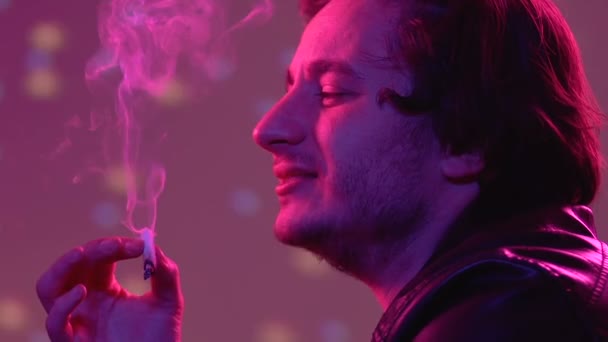 Unga Par Rökning Gemensamma Tillsammans Vid Night Club Part Narkotikamissbruk — Stockvideo