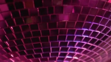 Dönen topu disko ve gece kulübü ışıklar yansıtan, sabaha kadar parti