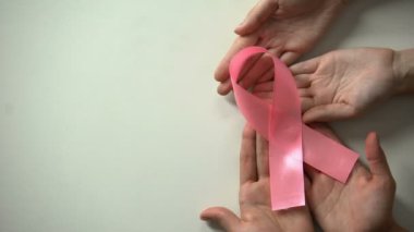Şubat 4 dünya kanser günü yazıt, insanlar eller pembe kurdele holding