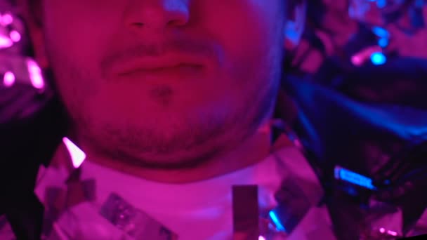 Mann Wacht Unter Konfetti Auf Fühlt Sich Nach Nachtclubparty Schlecht — Stockvideo