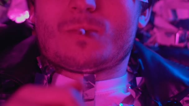 Homem Deitado Entre Confetes Fumando Cigarro Desperdiçando Vida Festa Vista — Vídeo de Stock