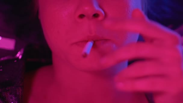 Jonge Vrouw Roken Sigaret Bij Nacht Club Party Nicotineverslaving Close — Stockvideo