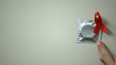 Dünya AIDS Günü 1 Aralık yazıt, kadın prezervatif kırmızı kurdele ile yerleştirme