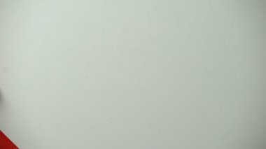 1 Aralık Dünya AIDS günü Yazıtı, kadın kırmızı kurdele masaya yerleştirerek.