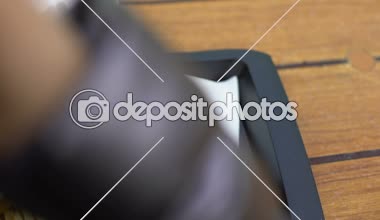 Genç kadın hamburger, yemek yemek fast food Restoran, kilo kaybı