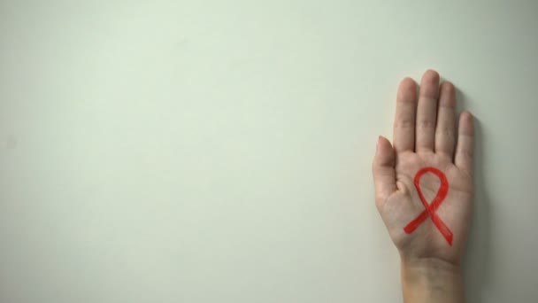 Stop Aids Inscriptie Hand Met Rood Lint Bewustzijn Preventie Campagne — Stockvideo