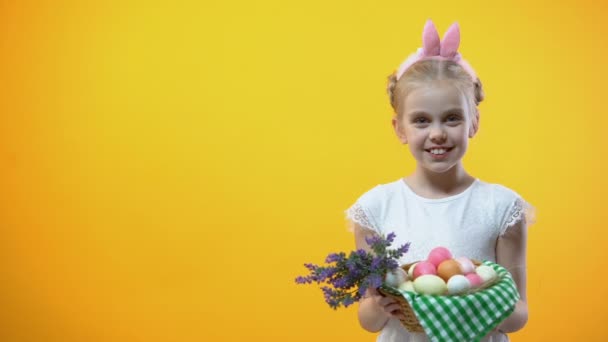 Gelukkig Pasen Inscriptie Glimlachend Weinig Meisje Weergegeven Mand Met Eieren — Stockvideo