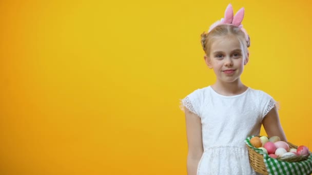 Joyeux Texte Pâques Mignon Enfant Avec Panier Œufs Dans Les — Video