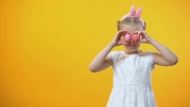 Frohe Ostergrüße Lächelndes Kleines Mädchen Mit Bunten Eiern Vor Den — Stockvideo