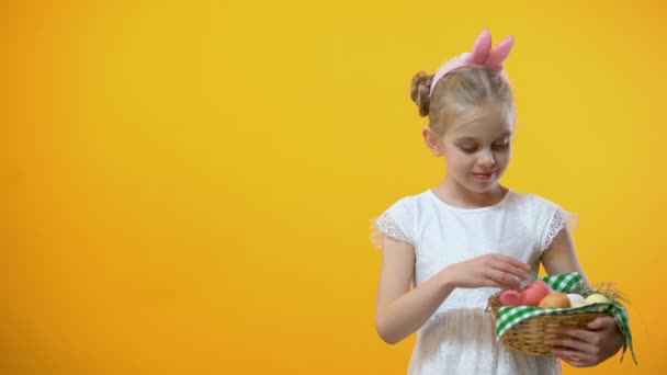 Joyeux Texte Pâques Adorable Écolière Prenant Oeuf Rose Panier Carte — Video