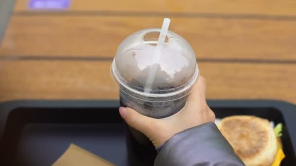 Mão Feminina Tomando Copo Refrigerante Mesa Jantar Insalubre Junk Food — Vídeo de Stock