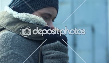 Zavallı kadın kirli giysiler soğuk hissediyor, evsiz yaşam tarzı, umutsuzluk