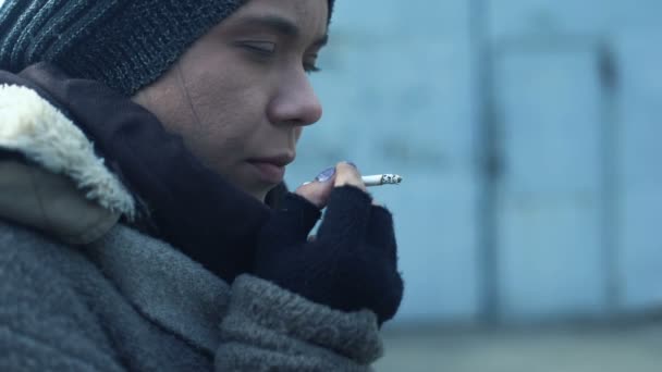 Бездомная Женщина Курящая Улице Чувствует Холод Проблемы Бедности Наркоманию — стоковое видео