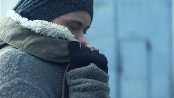 Pobre Mujer Vestida Con Ropa Sucia Sintiéndose Fría Sin Hogar — Vídeo de stock