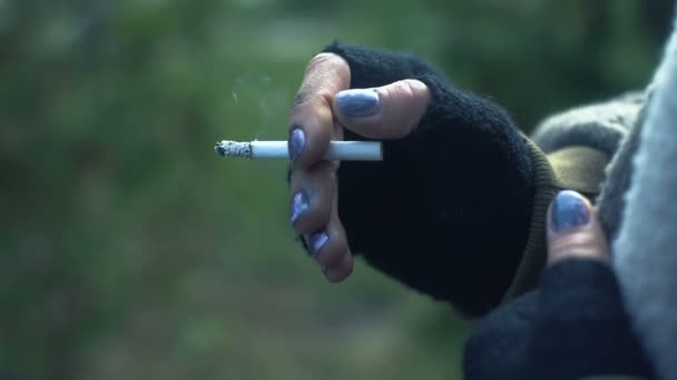 Femme Clochard Jetant Taureau Cigarette Sur Rue Gros Plan Pauvreté — Video