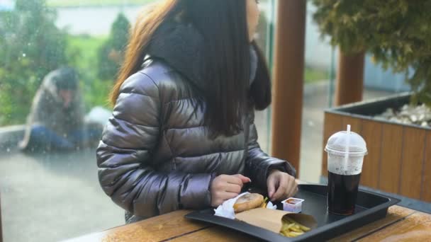 Добрая Женщина Смотрит Бедных Бездомных Снаружи Ресторана Лечит Еду Донорство — стоковое видео