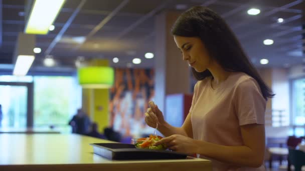 Mujer Vegetariana Comiendo Ensalada Fresca Restaurante Mesa Estar Comida Saludable — Vídeos de Stock