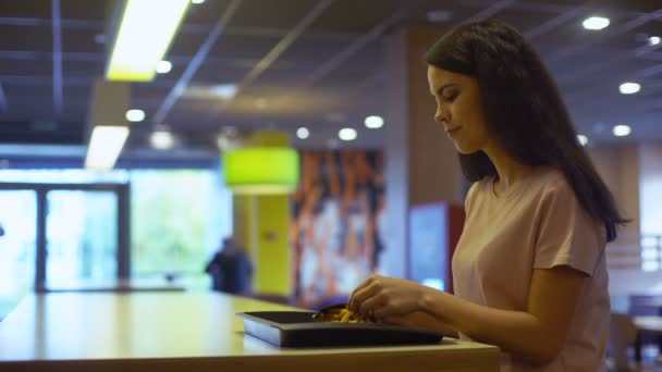 Hübsche Frau Isst Knusprige Pommes Fast Food Restaurant Ungesunder Snack — Stockvideo