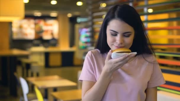 Mulher Feliz Desfrutando Cheiro Hambúrguer Saboroso Sorrindo Câmera Clube Sanduíche — Vídeo de Stock