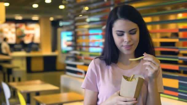 Bastante Hembra Tomando Papas Fritas Sonriendo Snack Comida Rápida Cliente — Vídeos de Stock