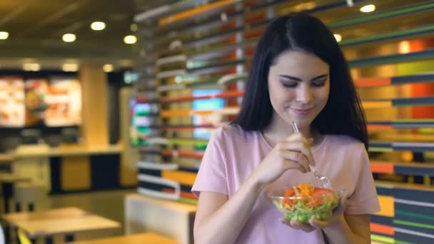 Glückliche Kaukasische Dame Isst Frischen Vegetarischen Salat Und Steht Fast — Stockvideo