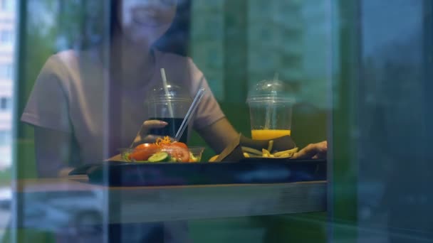 Junge Lächelnde Frau Probiert Erfrischungsgetränk Isst Mittagessen Fast Food Restaurant — Stockvideo