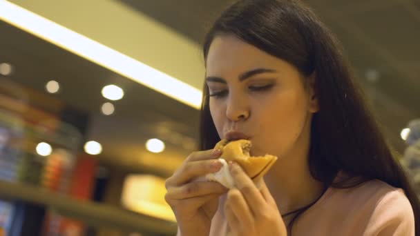 Viciado Fast Food Senhora Comer Hambúrguer Restaurante Fome Lanche Estudante — Vídeo de Stock