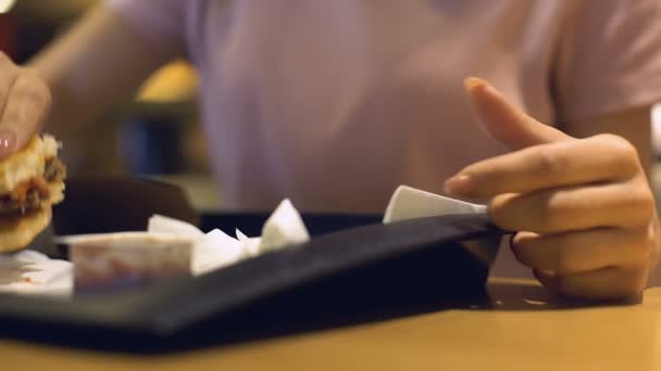 女咖啡馆顾客扔皱巴巴的纸巾托盘和离开 不礼貌 — 图库视频影像